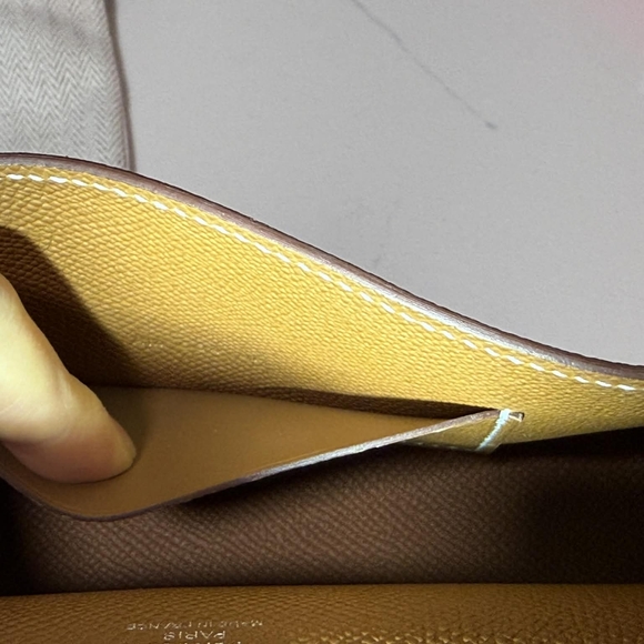 Elegant Tan Leather Crossbody Bag - Picture 7 of 9